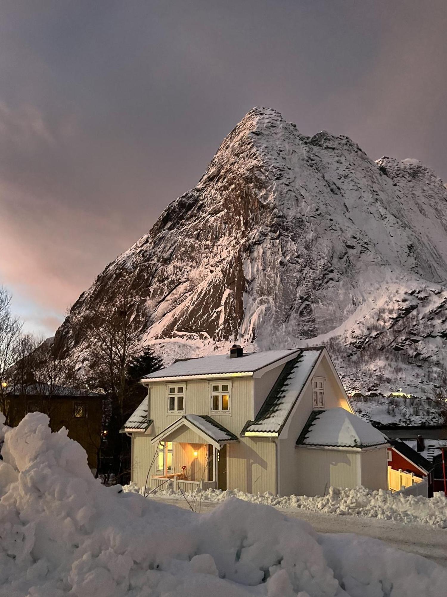 Husly Reine - Your Home With Reinebringen View Buitenkant foto